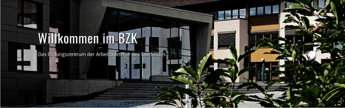 Schreenshot Hauptbanner der Website des Bildungszentrums Kirkel zeigt einen Blick auf den Eingang des BZK nach dem Umbau 