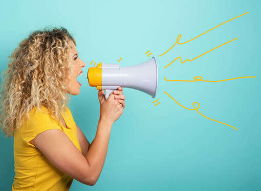 Frau mit Sprachrohr