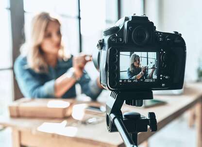 Frau dreht ein Video - Adobe Stock Foto