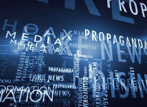 Schriftzüge "Fake, News, Media, Propaganda" in weiß auf blauem Hintergrund