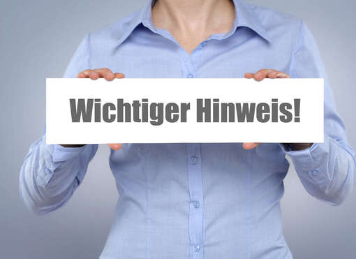 Wichtiger Hinweis Frau, die ein Schild in den Händen hält, das mit "Wichtiger Hinweis" beschriftet ist
