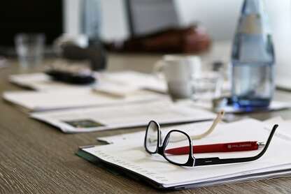 Tisch mit Unterlagen, Brille, Stift - Foto Ralf Haas