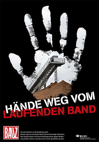 Schriftzug "Hände weg vom laufenden Band", Hand auf schwarzem Hintergrund