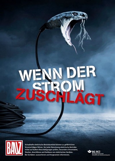 Schriftzug "Wenn der Strom zuschlägt", Schlangenkopf am Ende einer Leitung