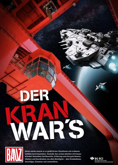 Schriftzug "Der Kran wars", umgekippter Kran